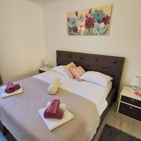 Apartment Punta Омиш Экстерьер фото
